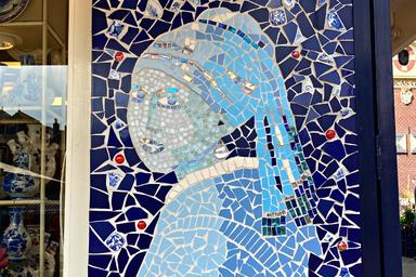 Mosaico de La ragazza con l'orecchino di perla, in una verina di un negozio di Delft