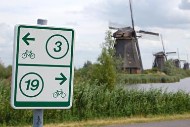 Cartello stradale con indicazioni per i knooppunt 3 e 19 con dietro Kinderdijk.