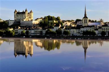 Città di Saumur lungo il fiume Loira, il castello spicca tra gli edifici della città