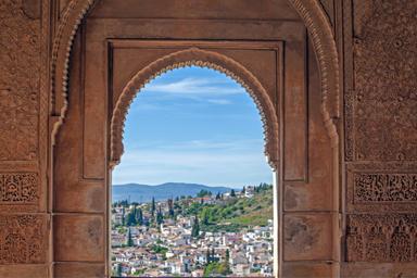 Varco in pieno stile arabo che permette la vista sul panorama della città andalusa sottostante