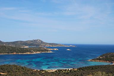 La Costa Verde della Sardegna, con le sue acque cristalline e promontori alberati