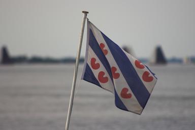 La bandiera della regione della Frisia. A strisce bianche e blu e cuori rossi.